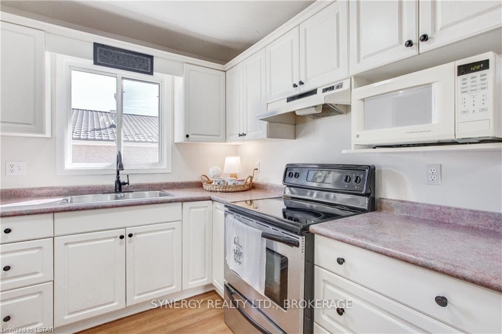 252 QUEEN Street photo 14