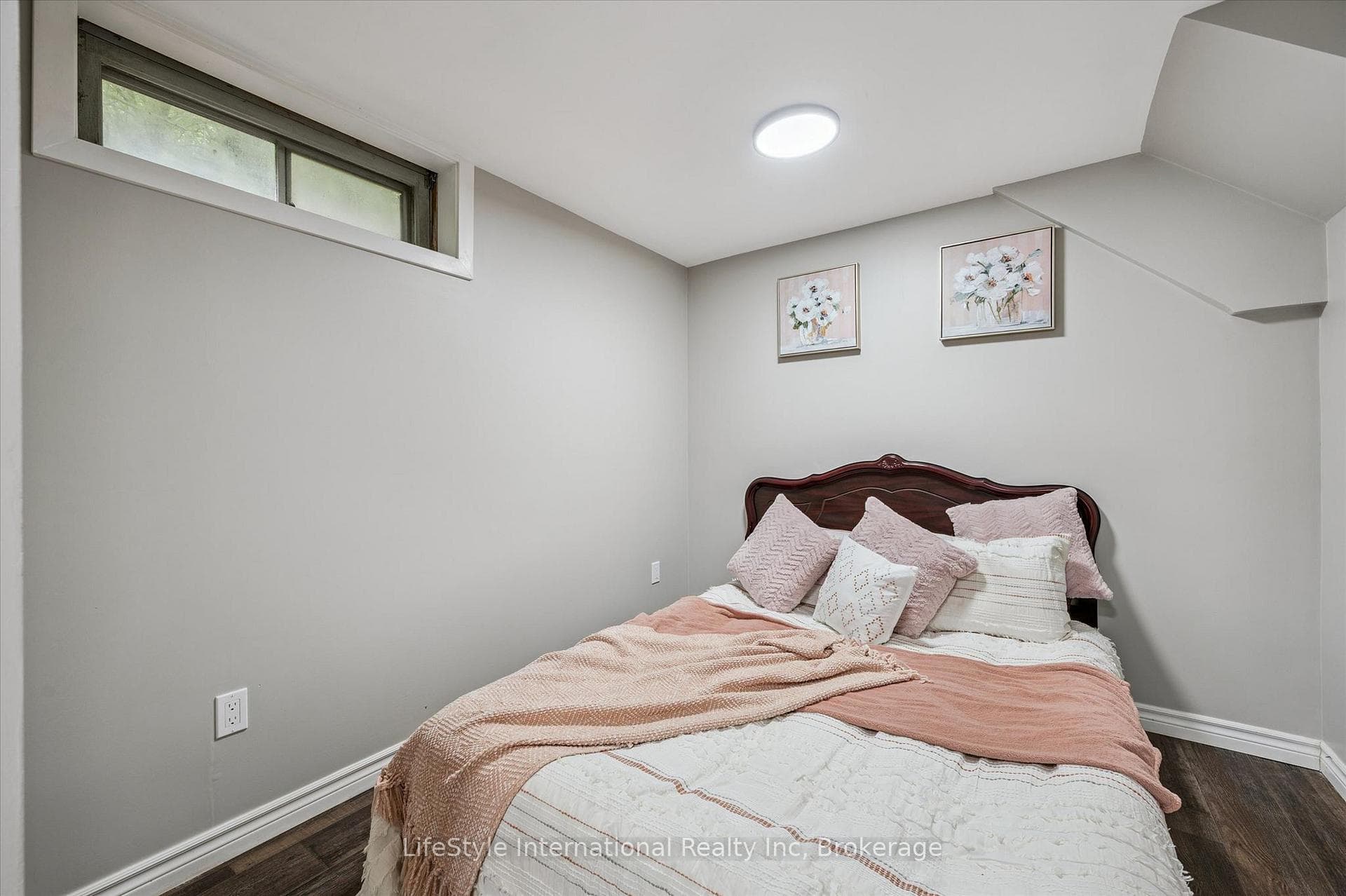 113 Applewood Crescent photo 32