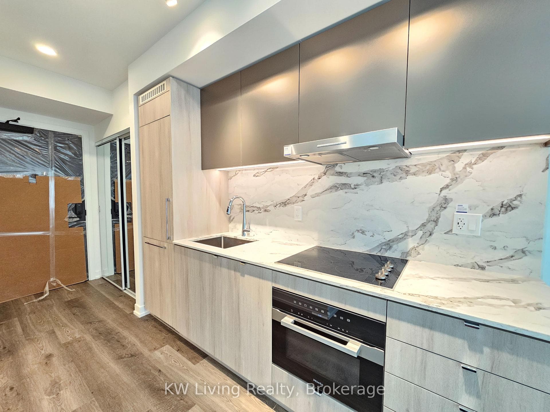 771 Yonge Street Unit 909 photo 5