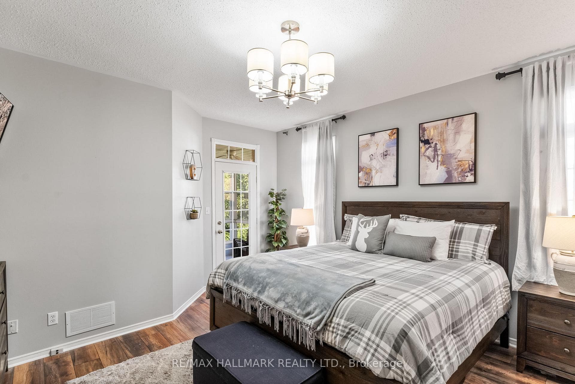 1096 Ridgemount Boulevard photo 23