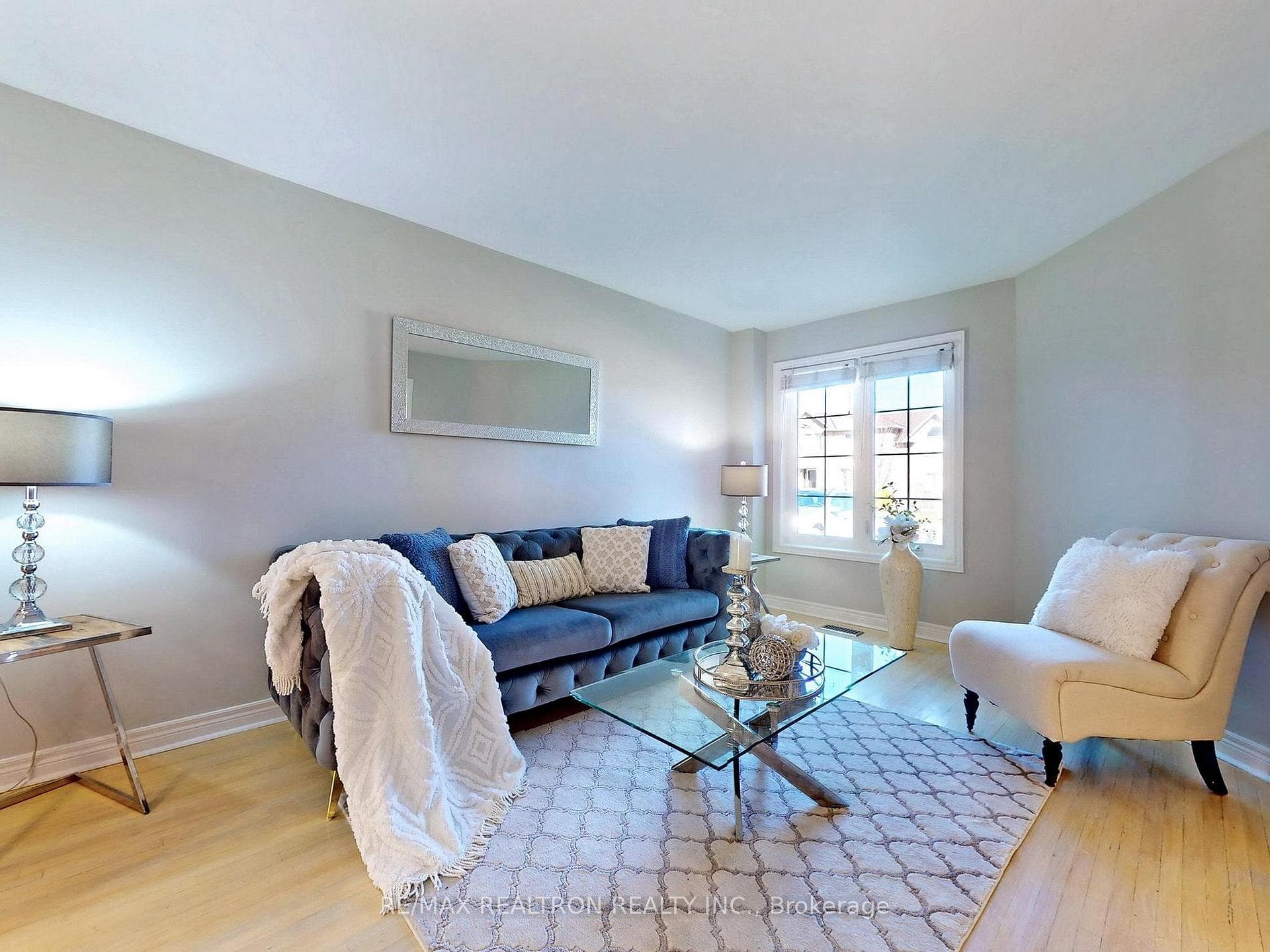 1605 Seguin Square photo 5