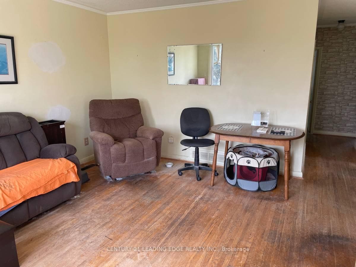 102 Fitzgibbon Avenue photo 3