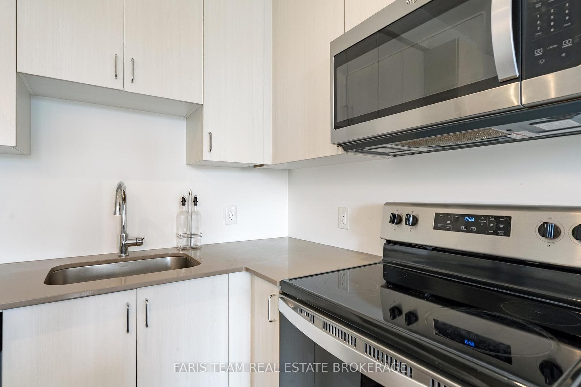 430 Essa Road Unit 401 photo 8