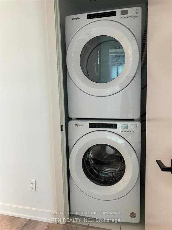 327 King Street Unit 1605 photo 9