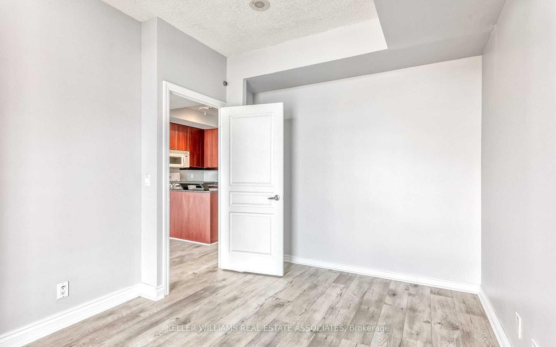 220 Burnhamthorpe Road Unit 519 photo 18