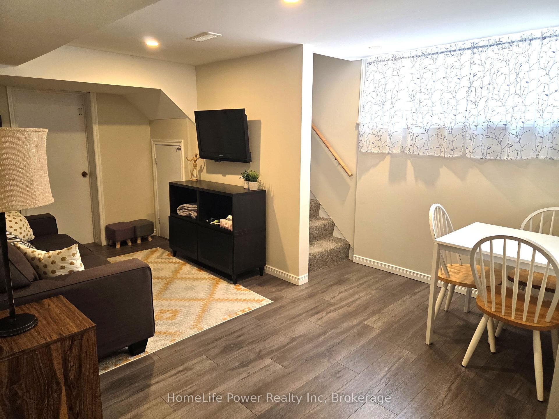 Living room/Dining area