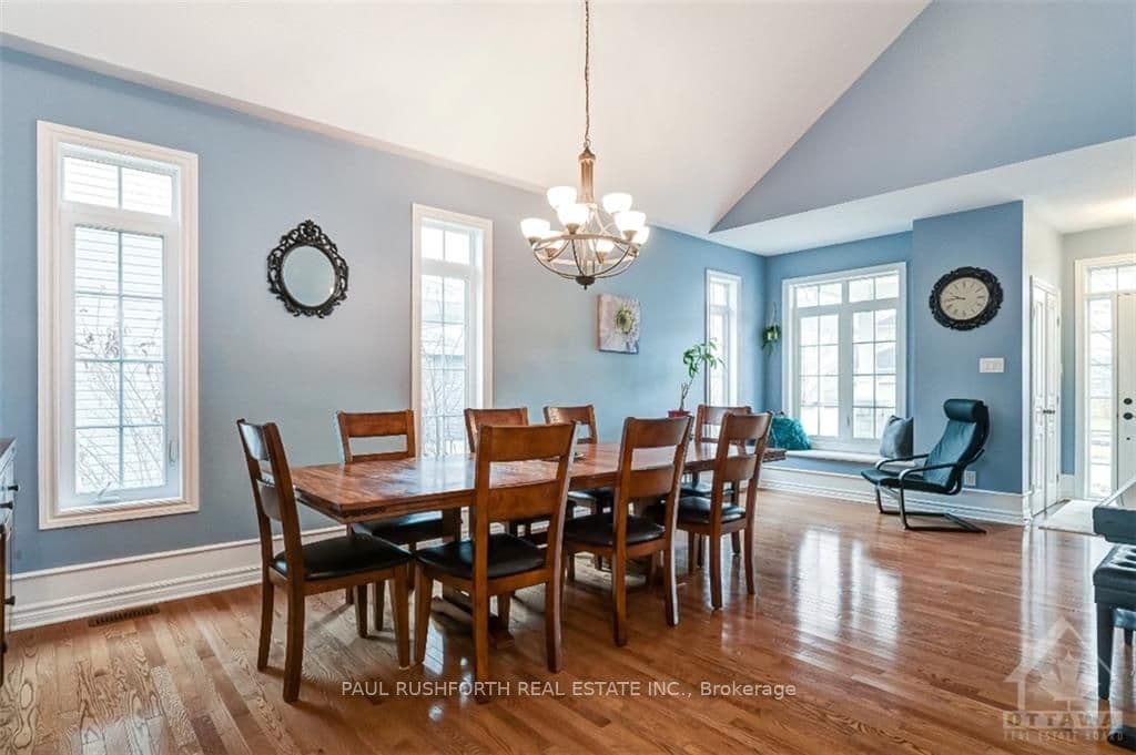 197 BONNYLEY Crescent photo 5