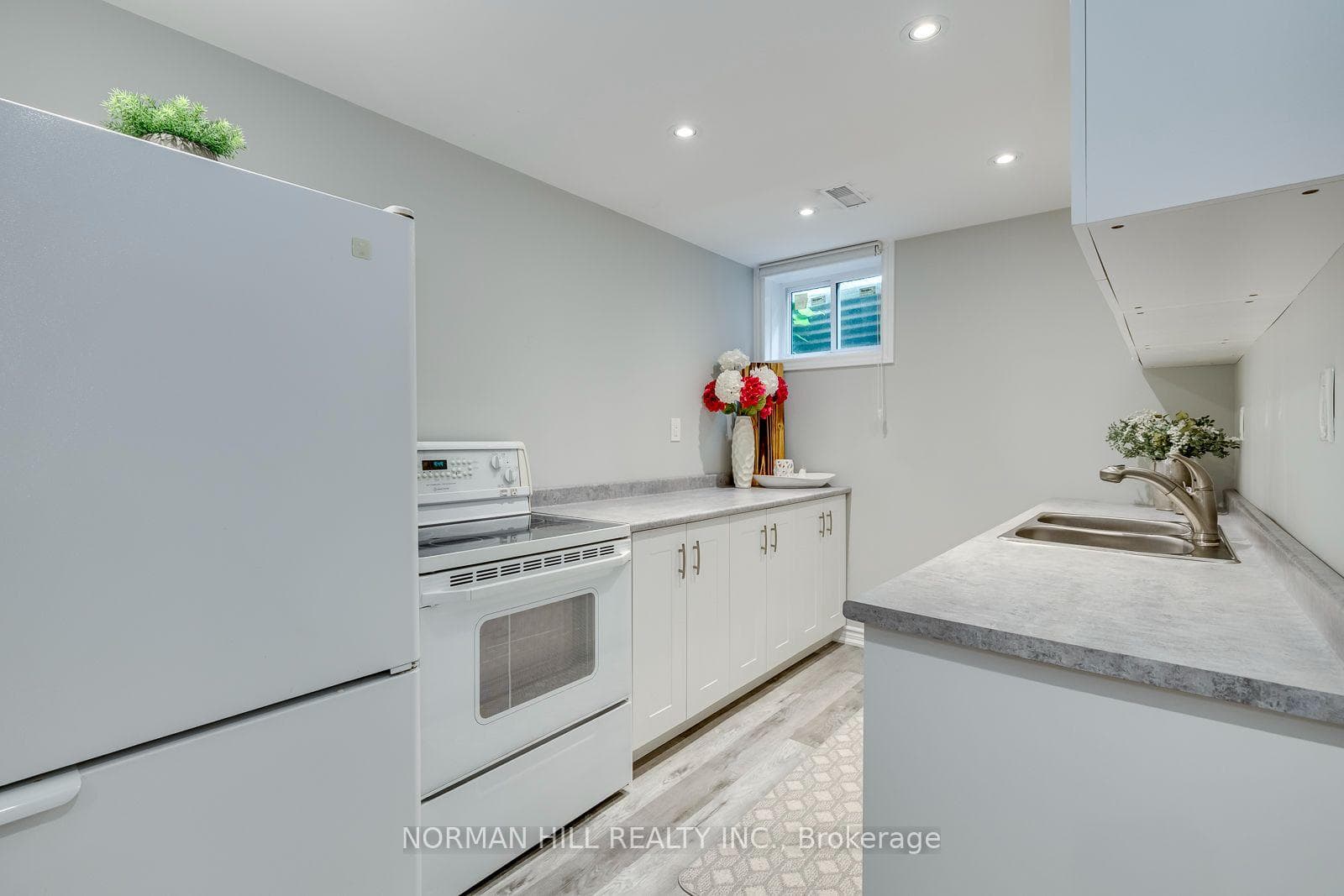 2491 Woburn Crescent photo 39