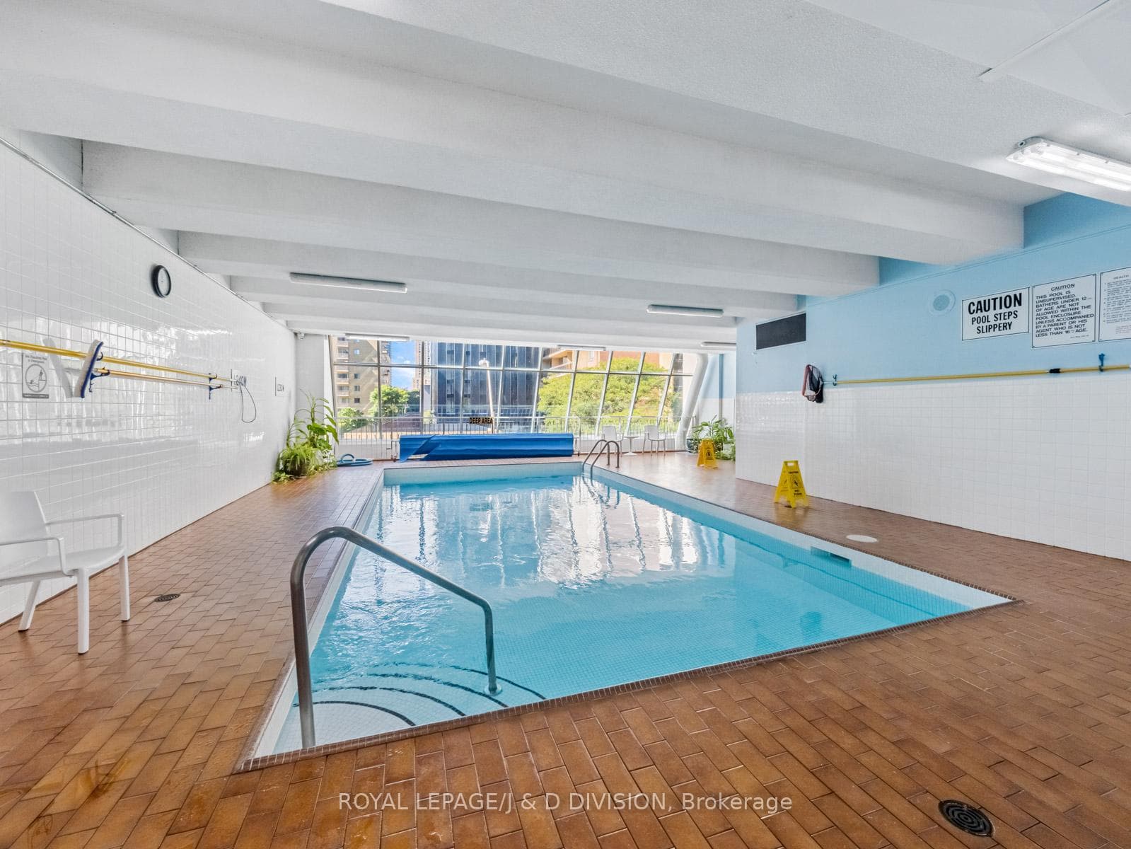 Building Amenities: Pool