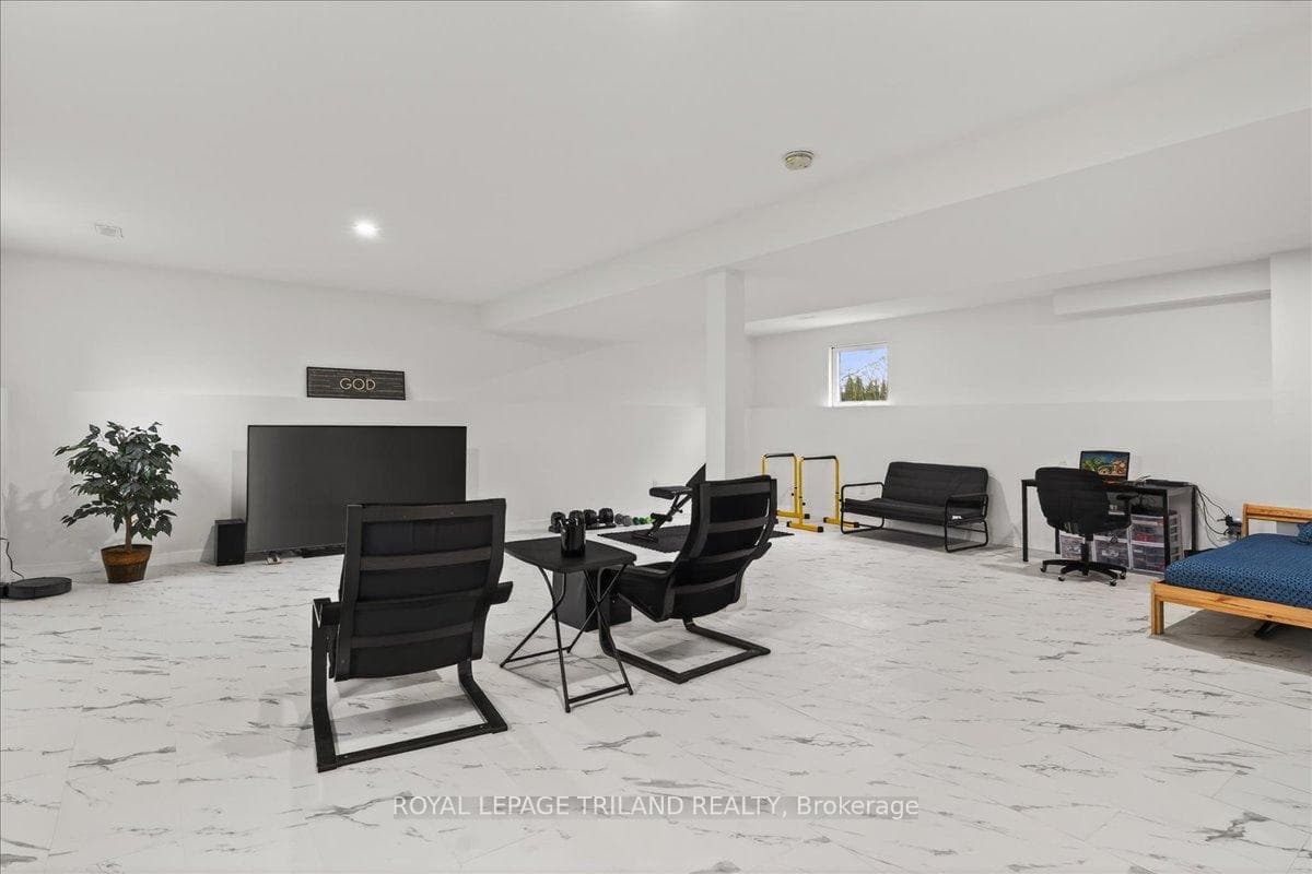 14 Wellington Avenue photo 28