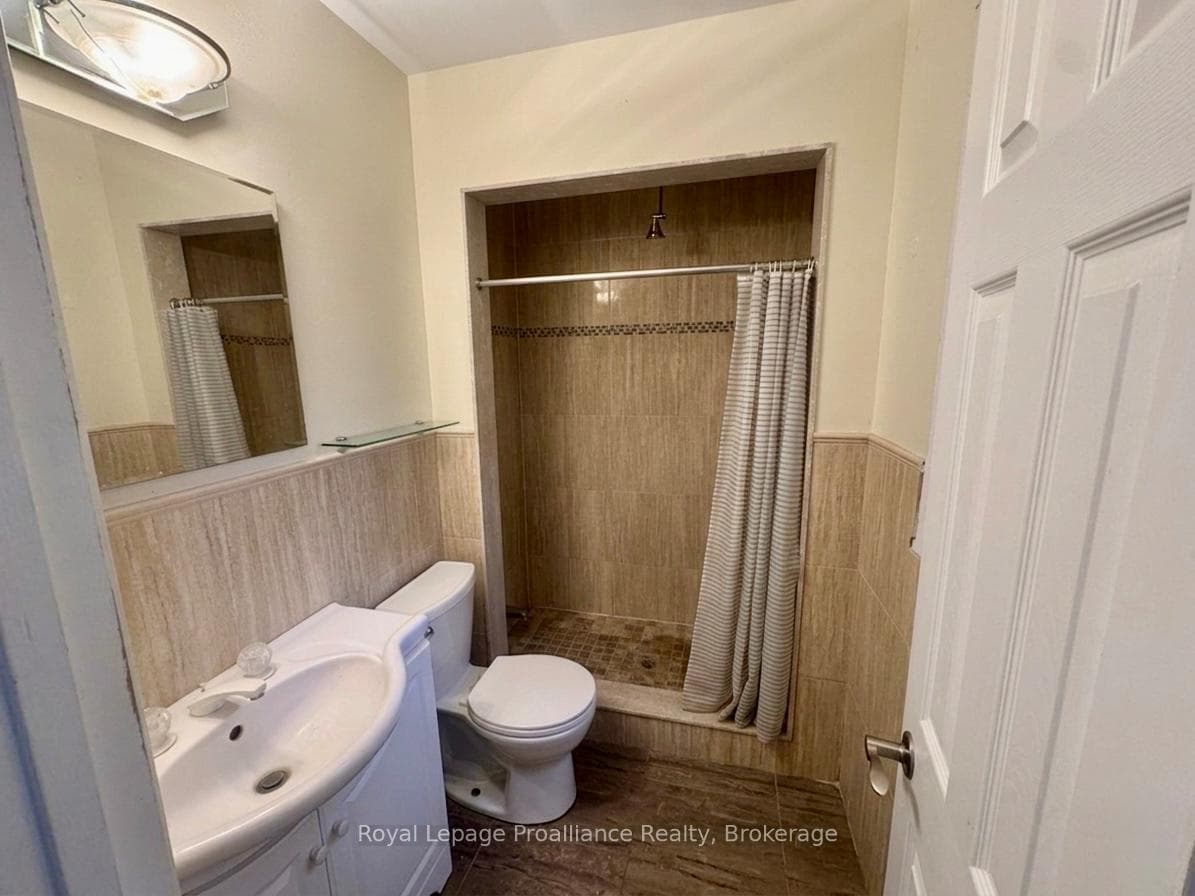 2683 Maplegrove Road photo 4