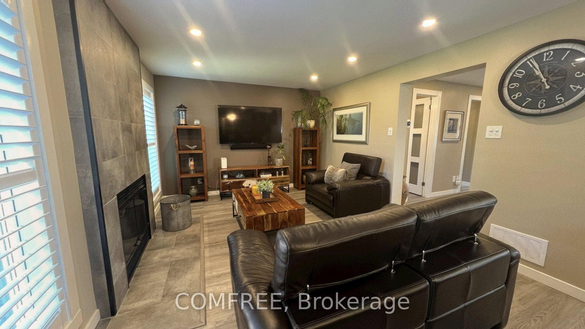 2093 Boake Street photo 8