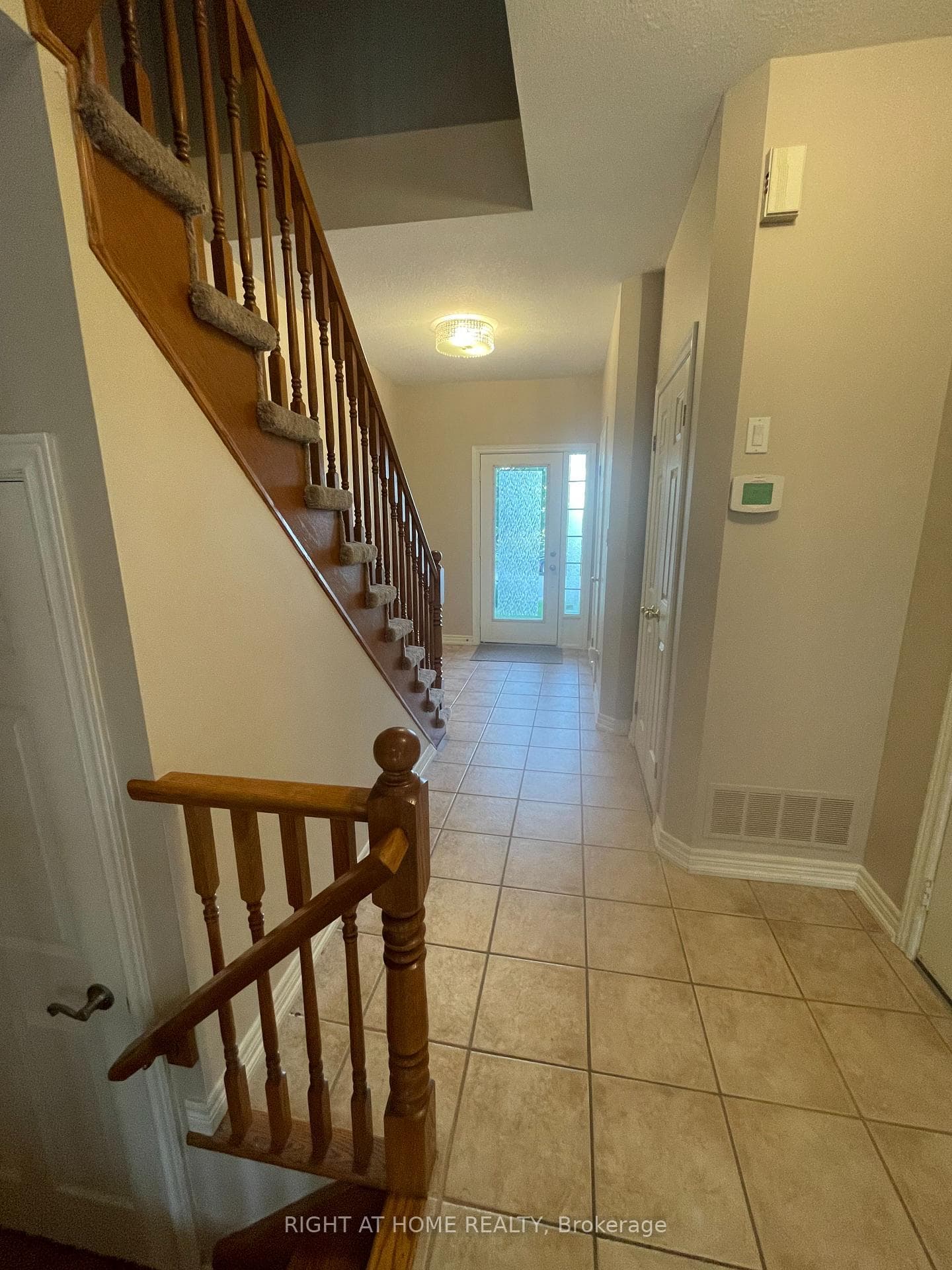 2090 English Crescent photo 6