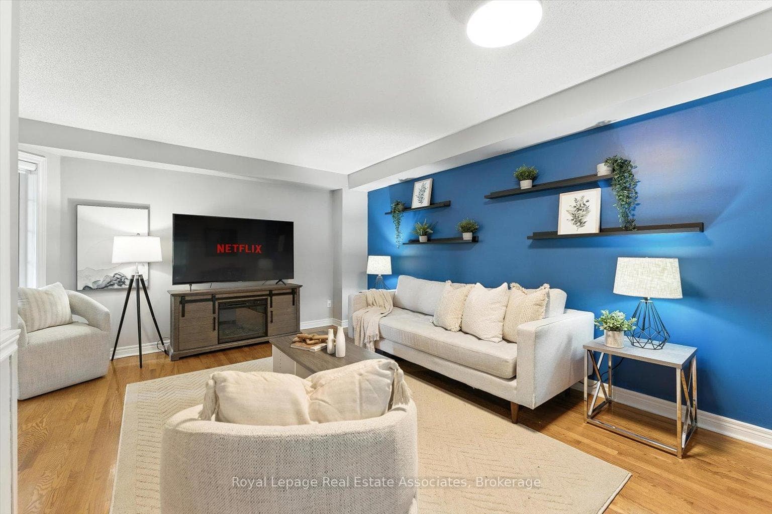 151 Mowat Crescent photo 7