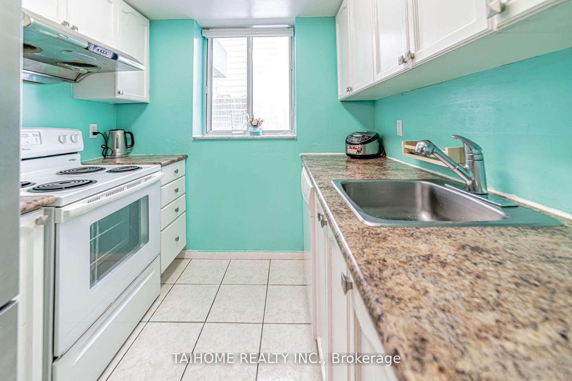 1 Pemberton Avenue Unit 702 photo 16