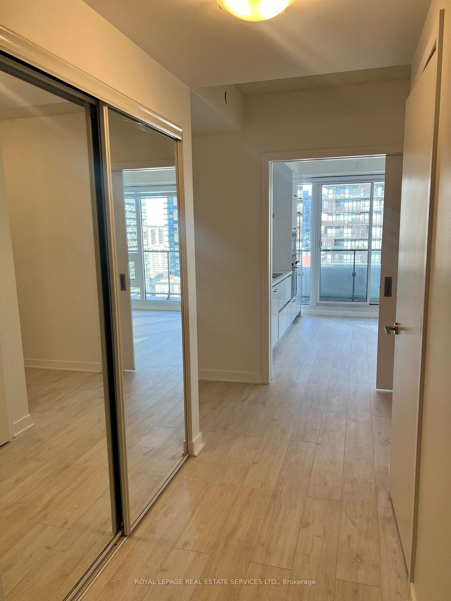 2221 Yonge Street Unit 1911 photo 3
