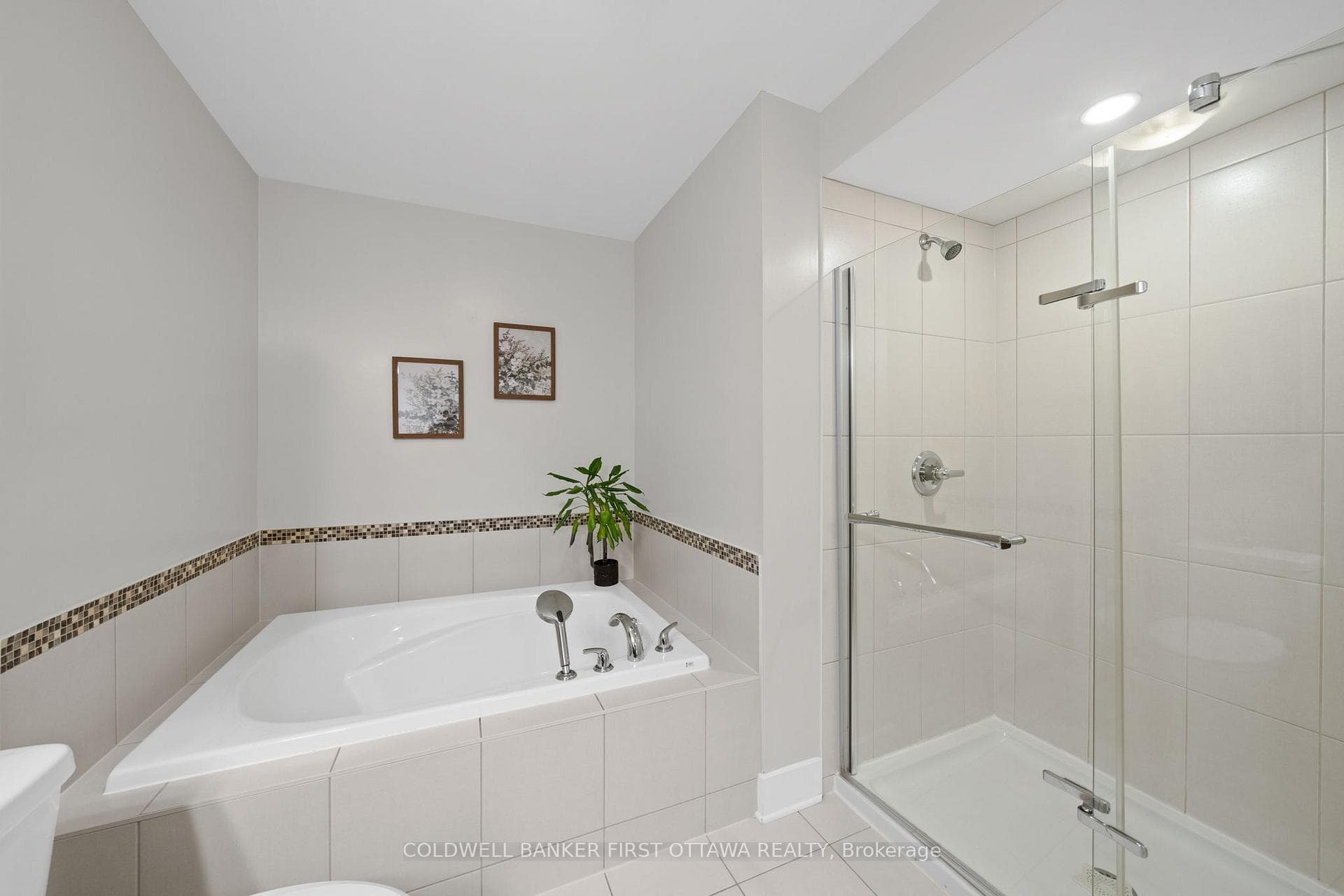 278 Fergus Crescent photo 20