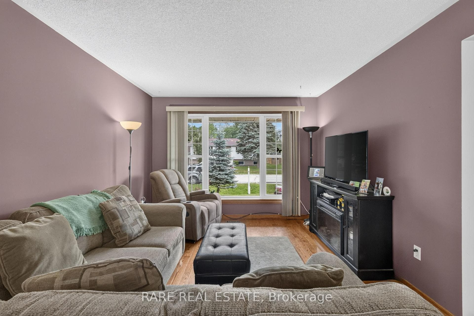 Main level livingroom