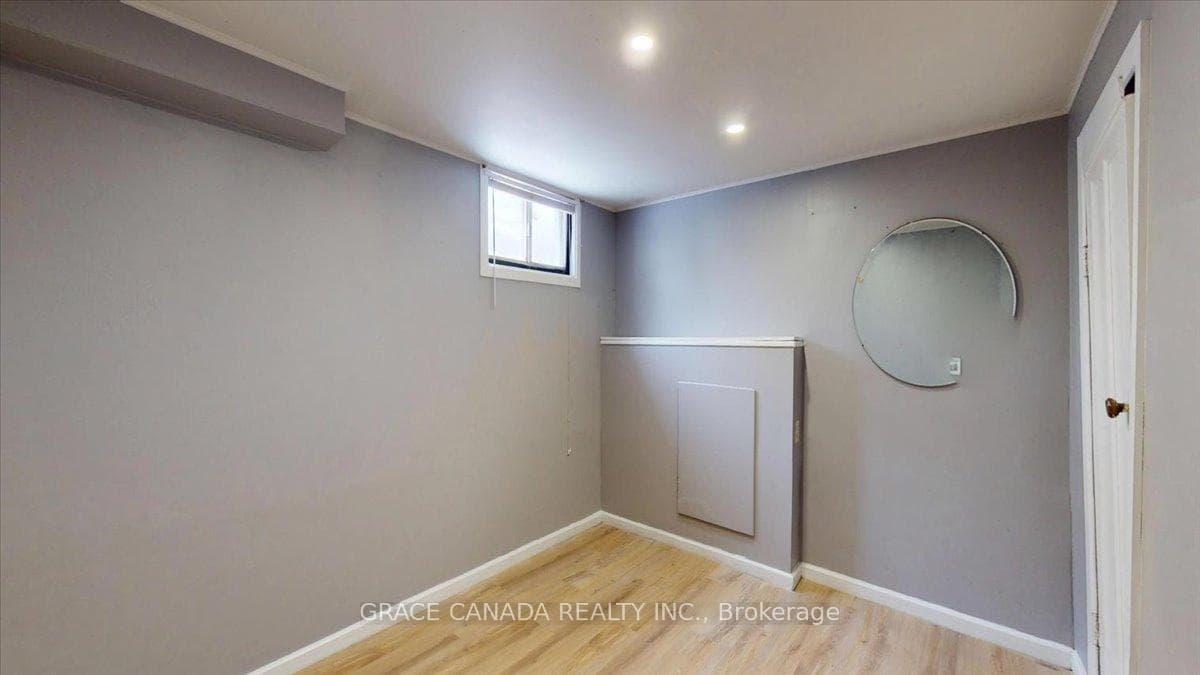 22 BROADVIEW Avenue Unit (Upper) photo 31