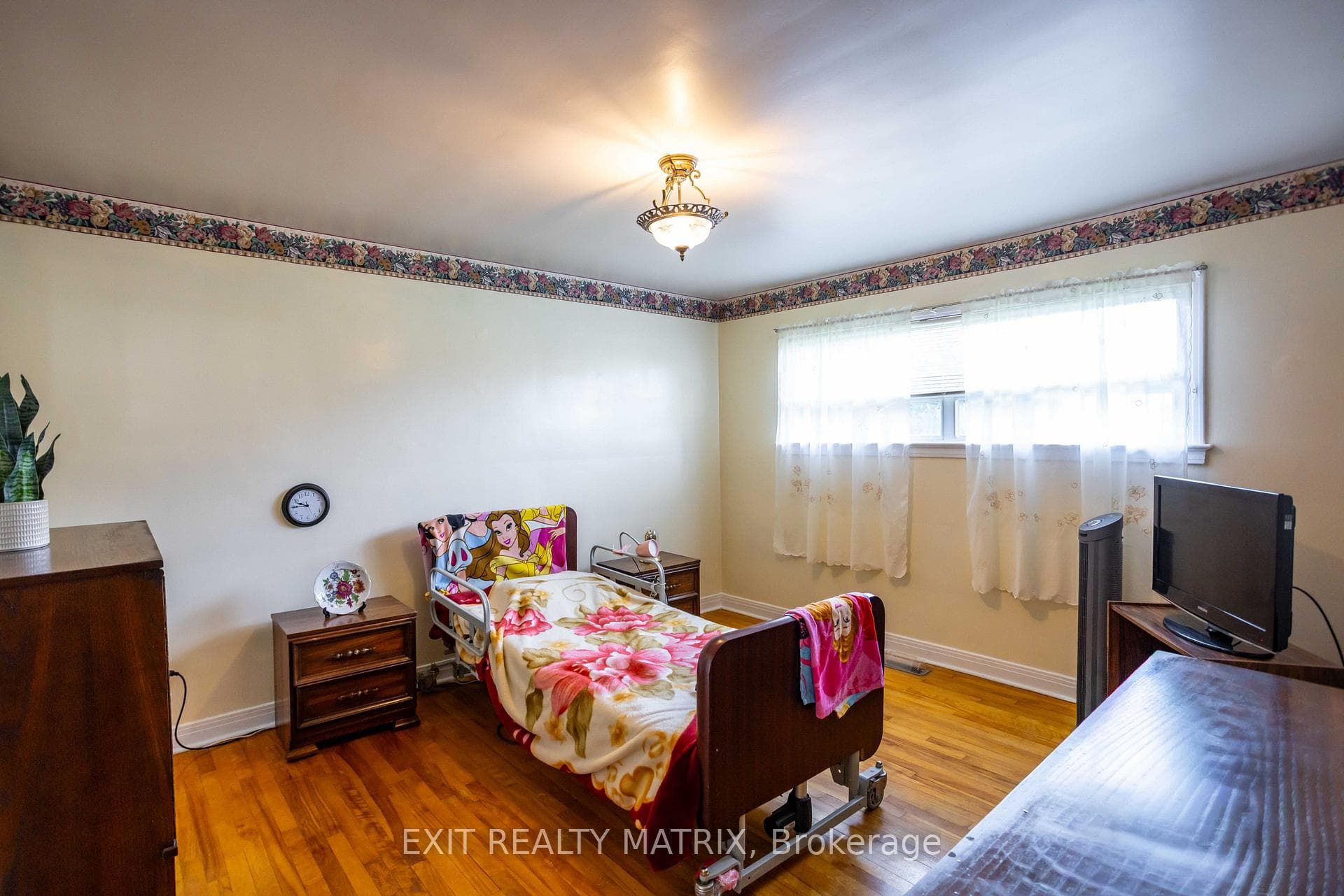 552 Dunbrack Street photo 15