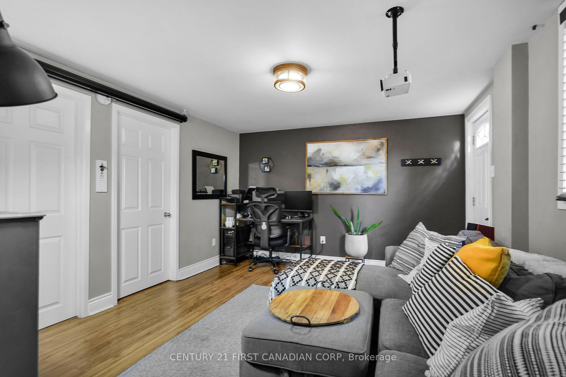 589 Griffith Street photo 15