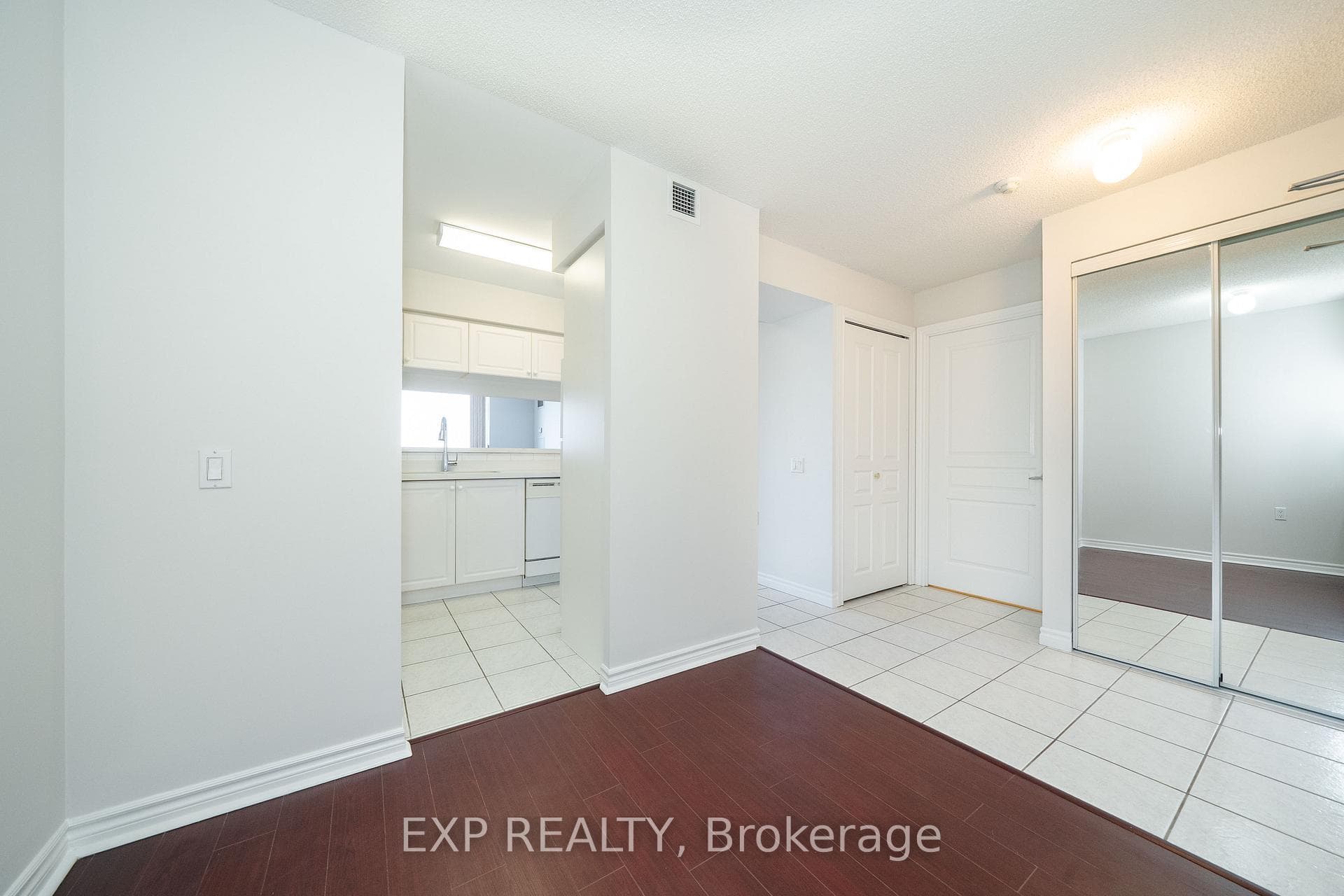 9015 Leslie Street Unit 807 photo 18