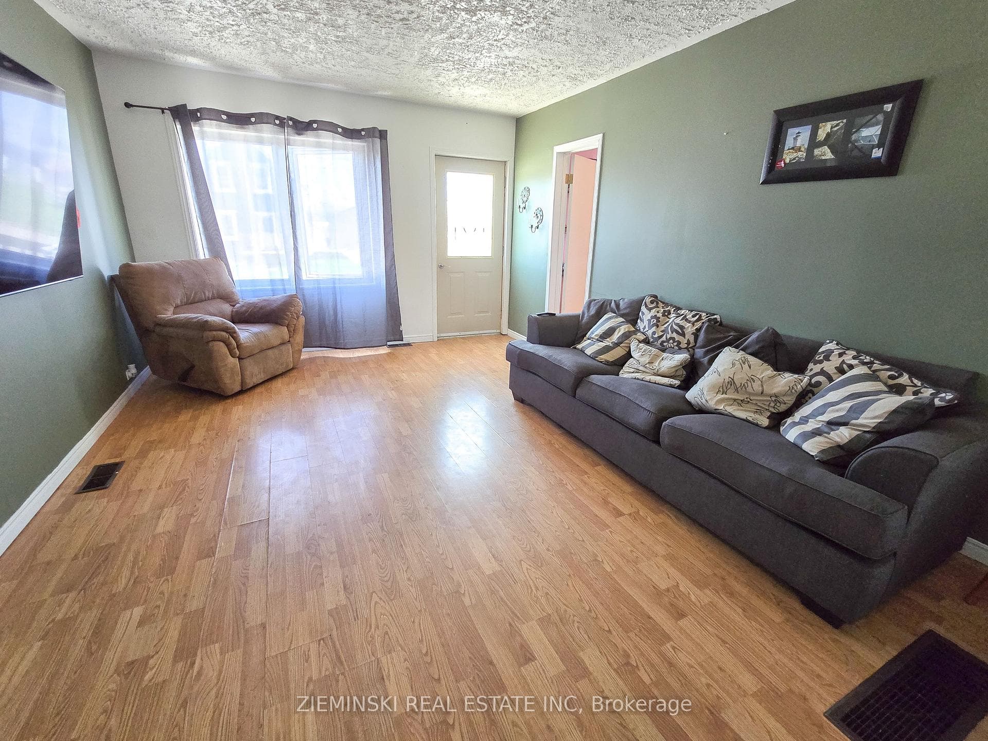 554 James Street photo 4
