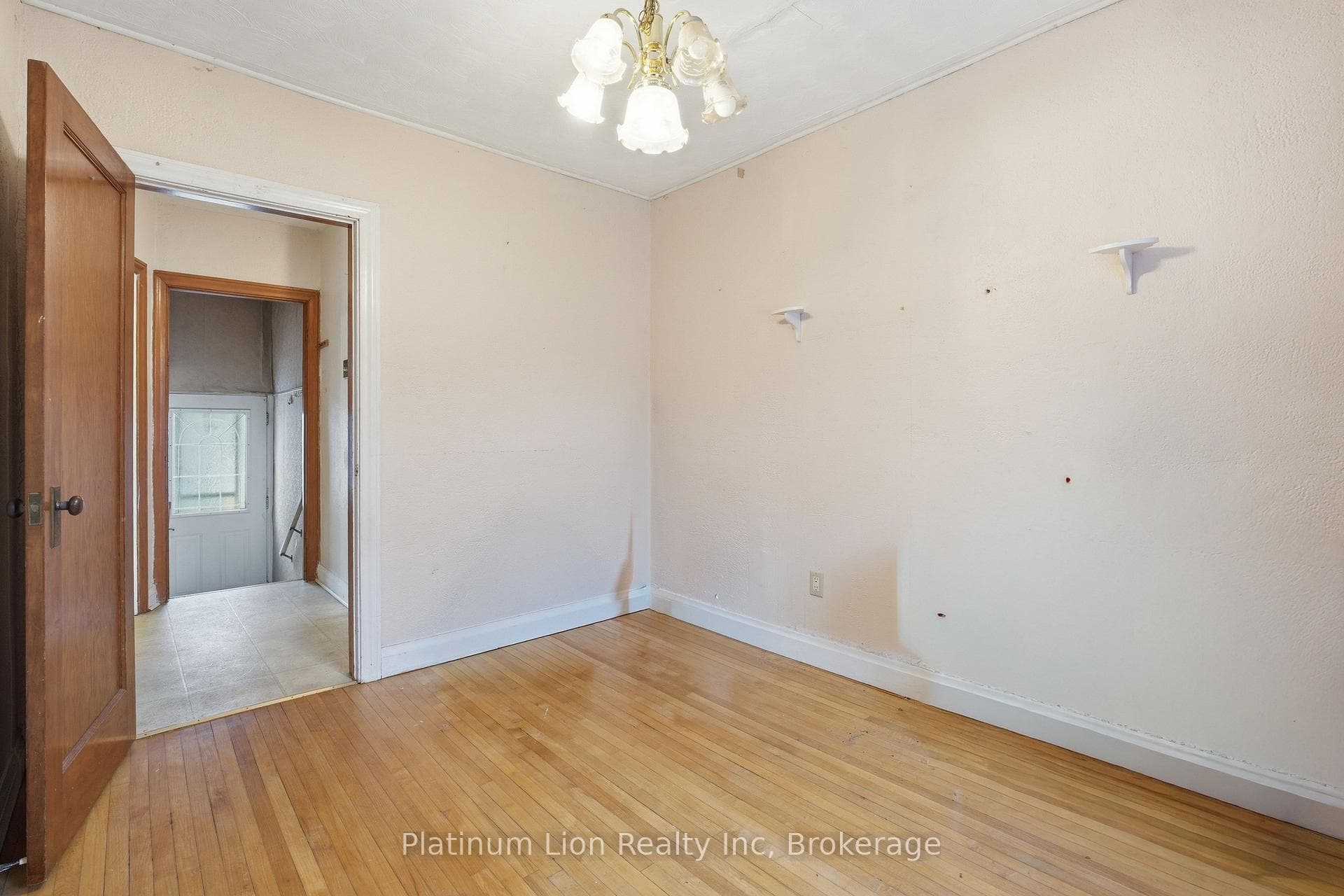 609 Guelph Street photo 11