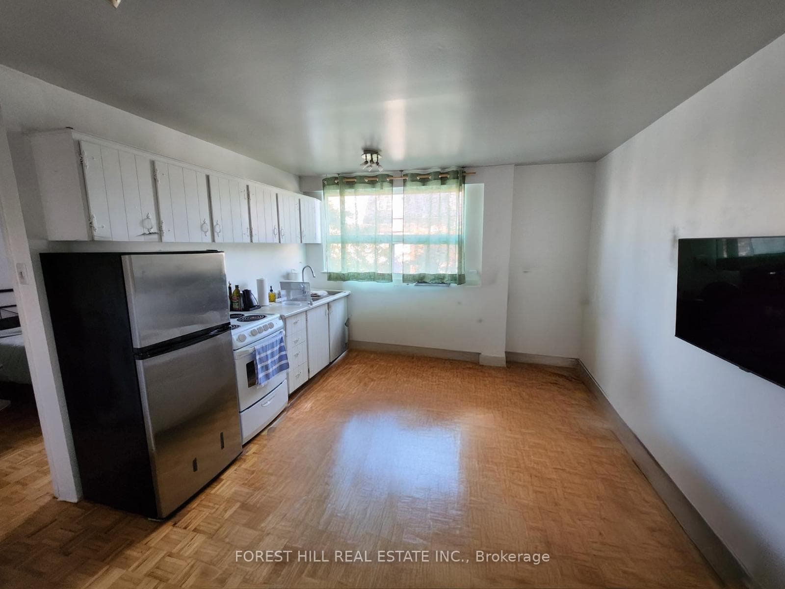 1087 Bloor Street Unit 202 photo 2