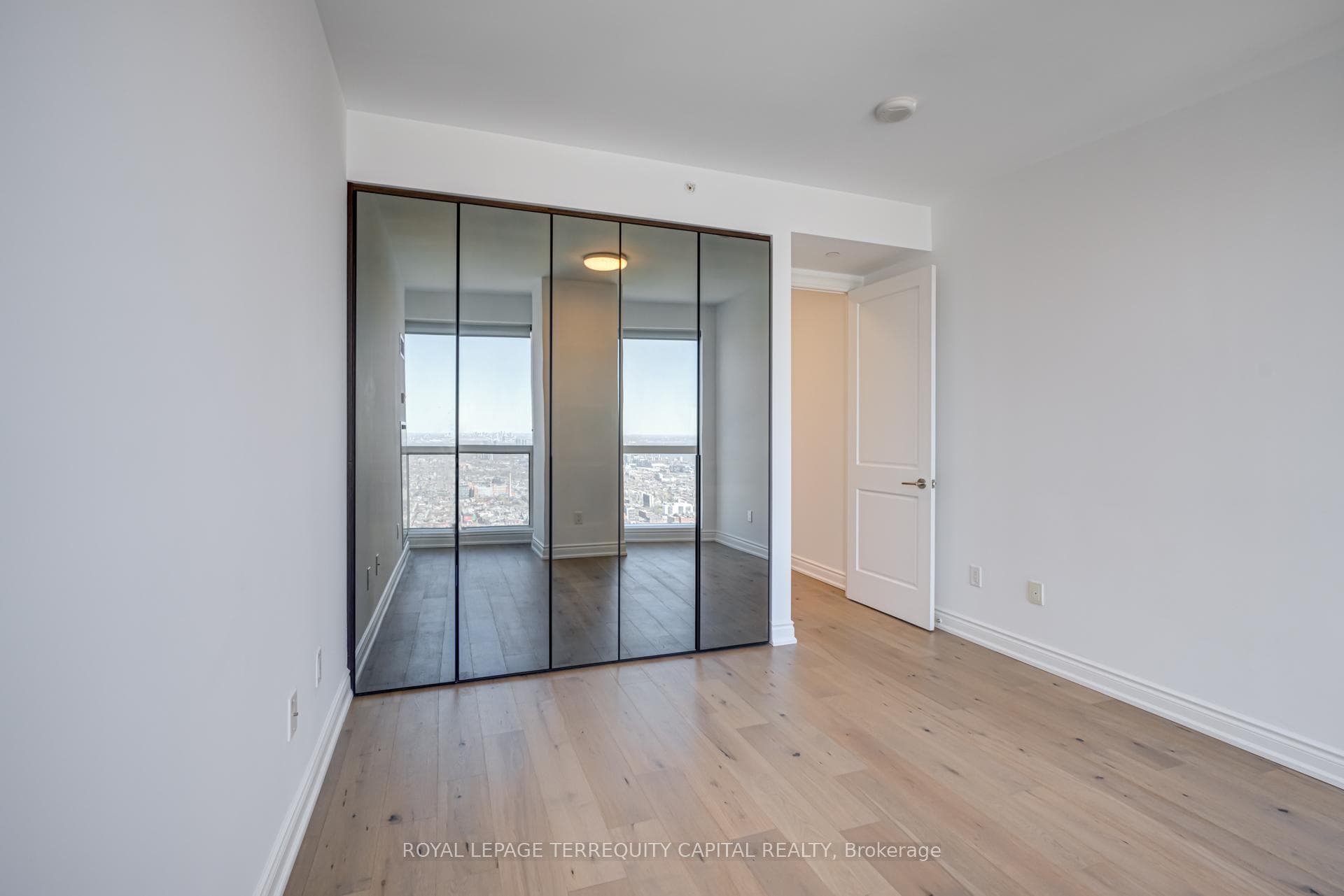 388 Yonge Street Unit 6810 photo 28