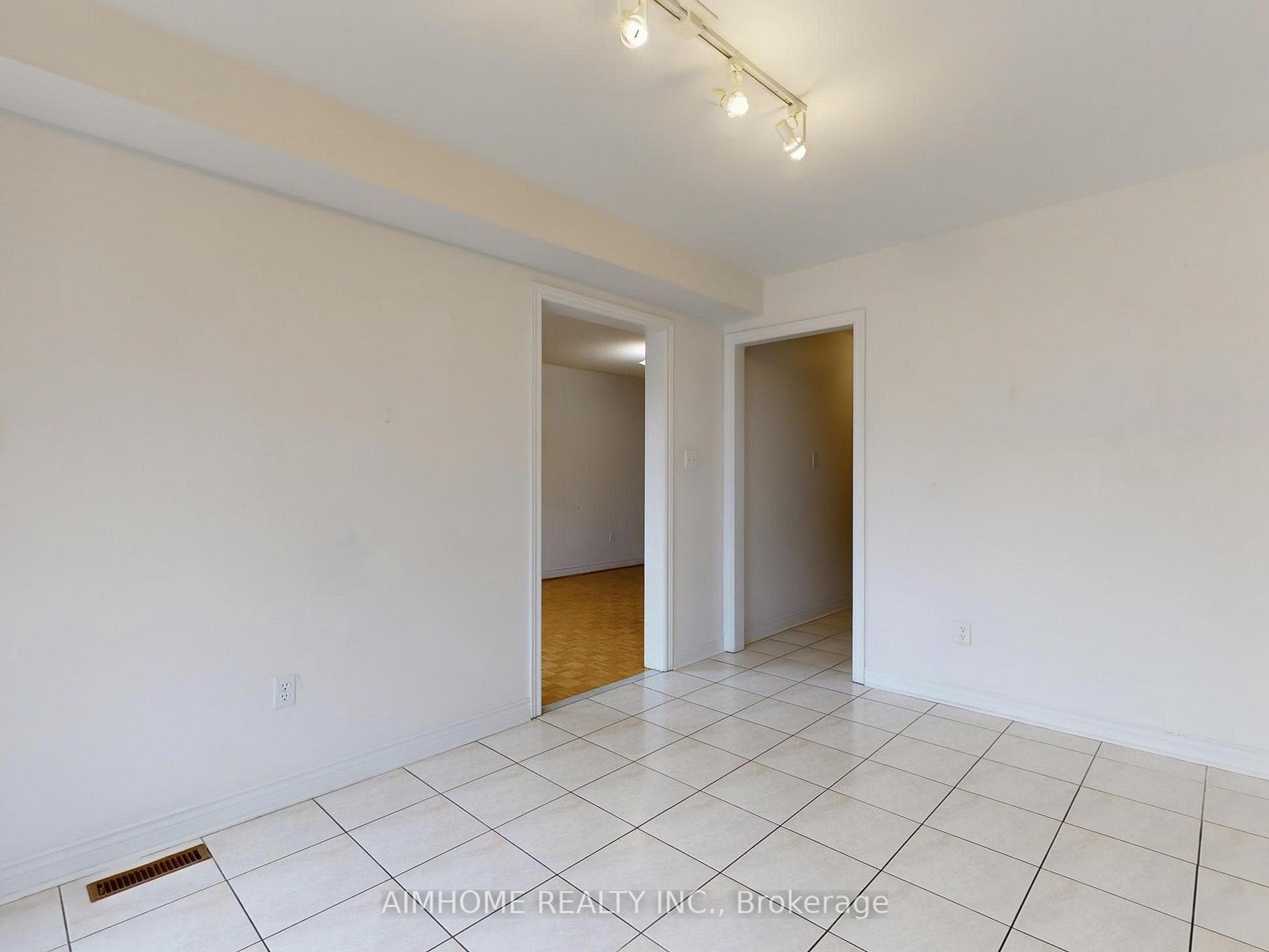 1445 Willowvale Gardens photo 11