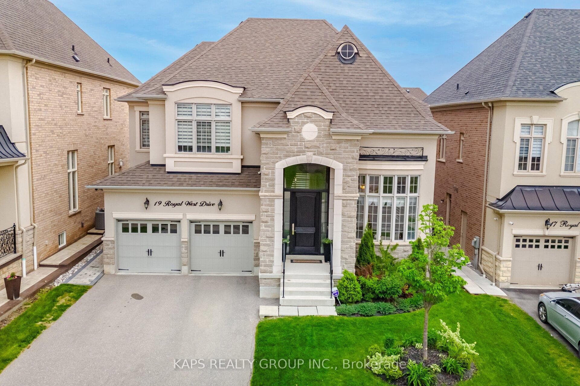 19 Royal West Drive photo 1