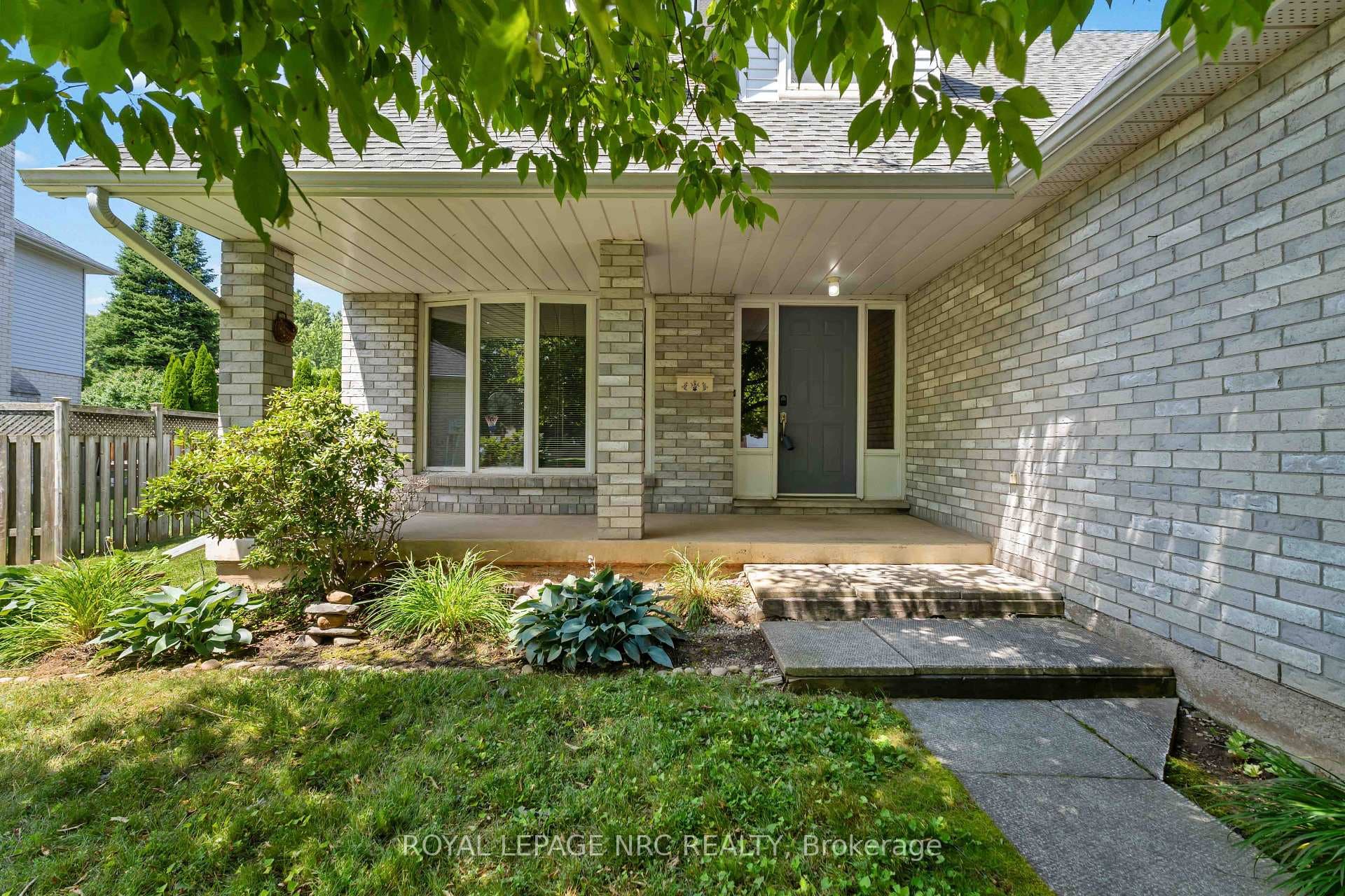 23 Woodside Square photo 3