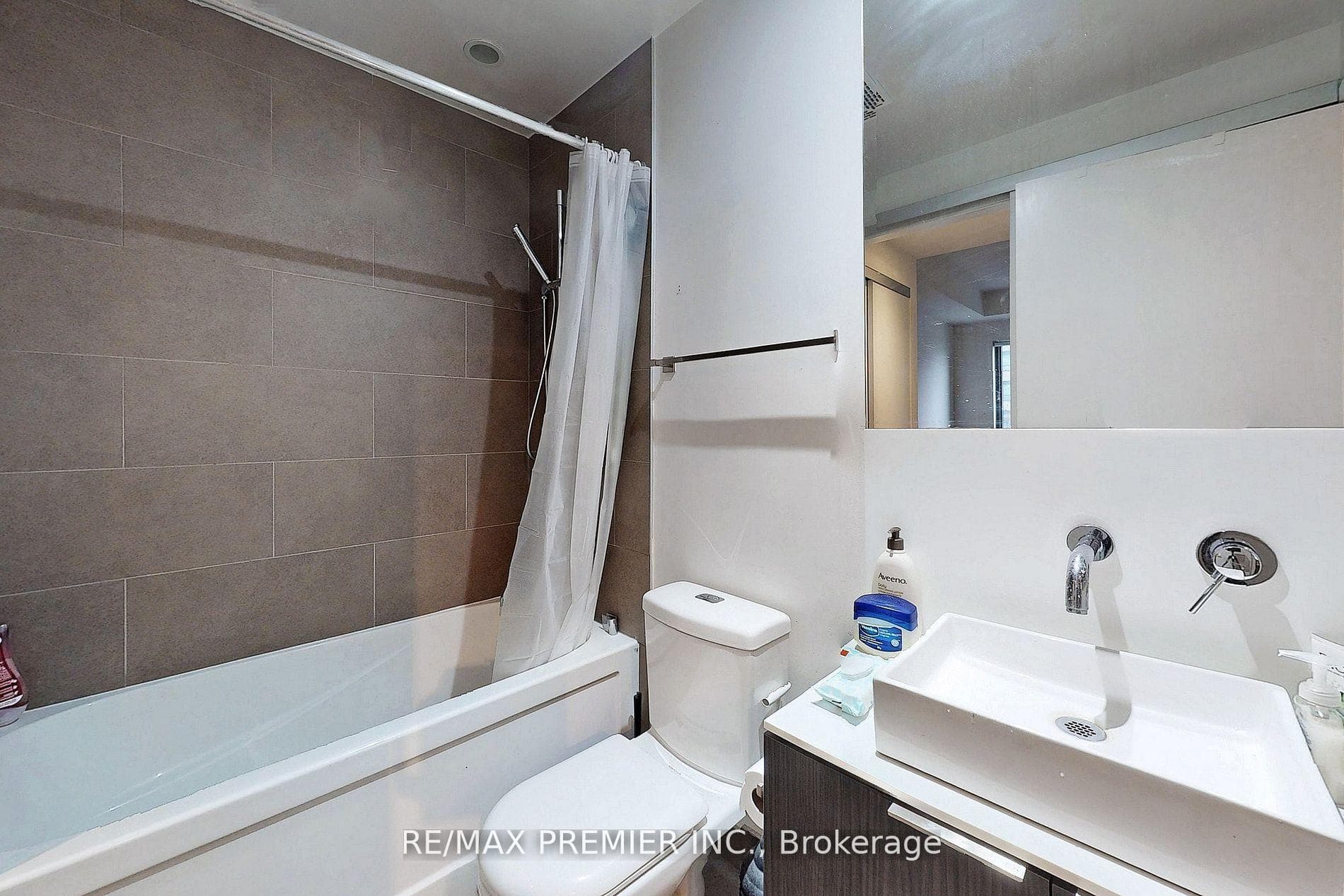 159 Dundas Street Unit 1404 photo 4