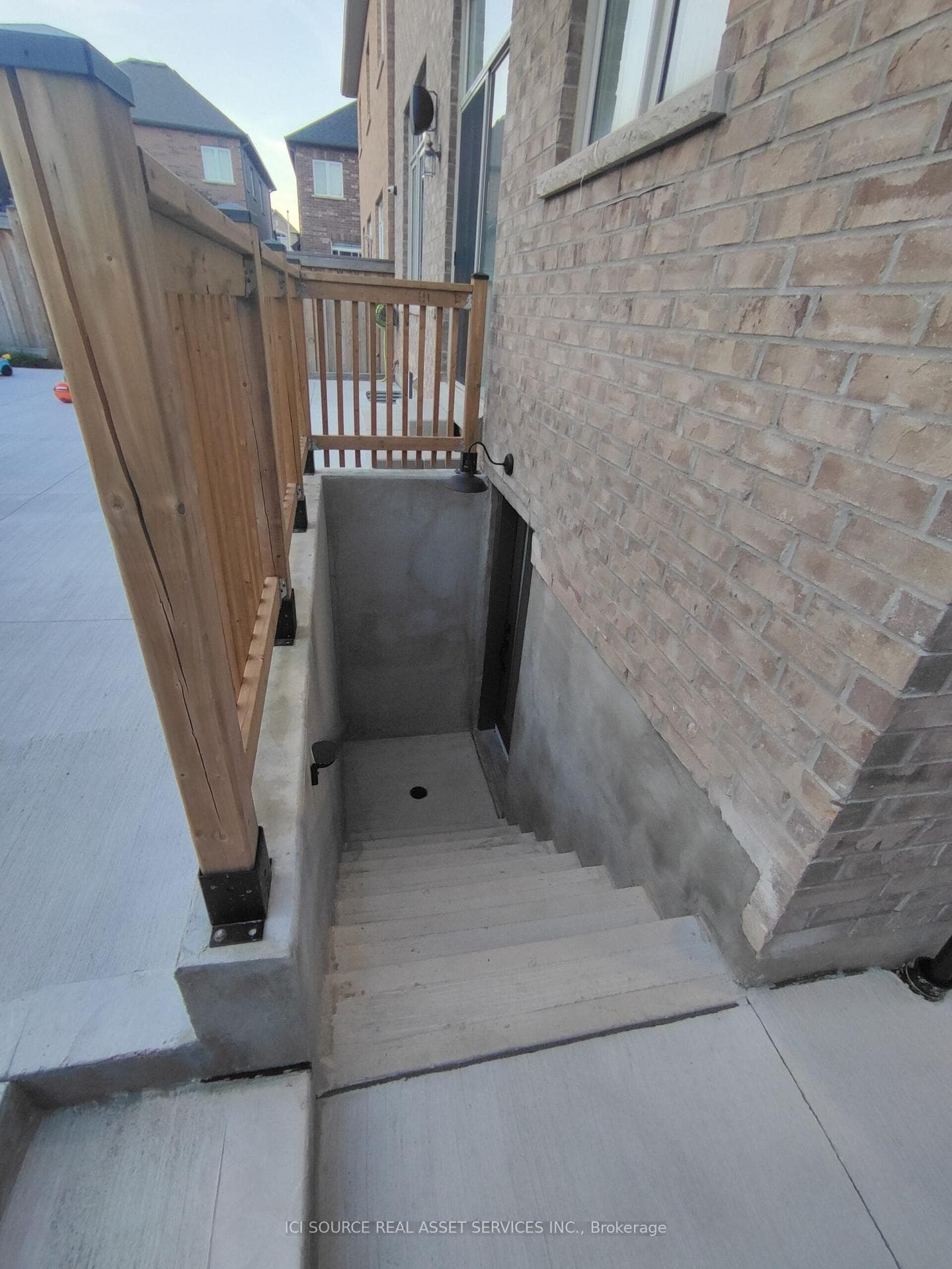 20 Tay Boulevard Unit Basement photo 3