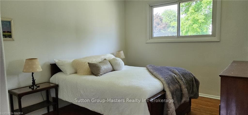 172 BYRON Crescent photo 11