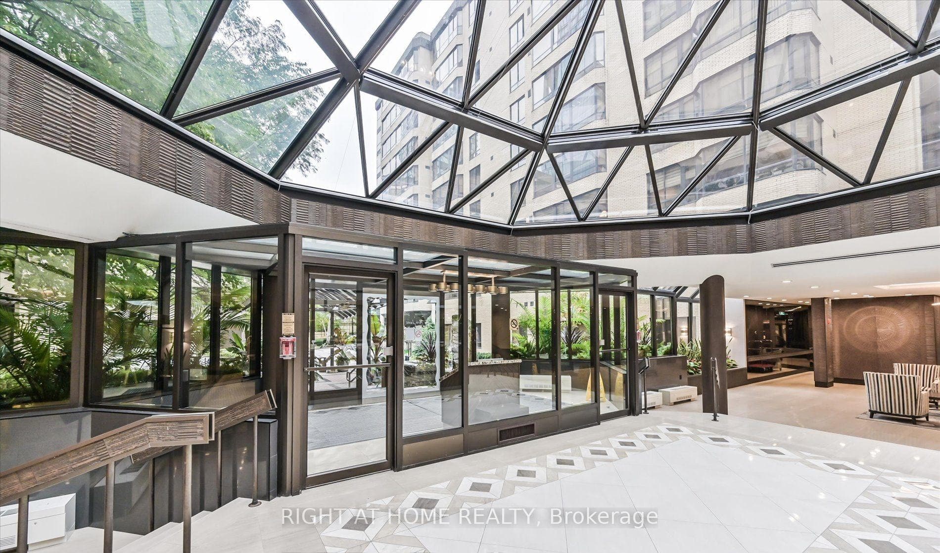280 Simcoe Street Unit 807 photo 31