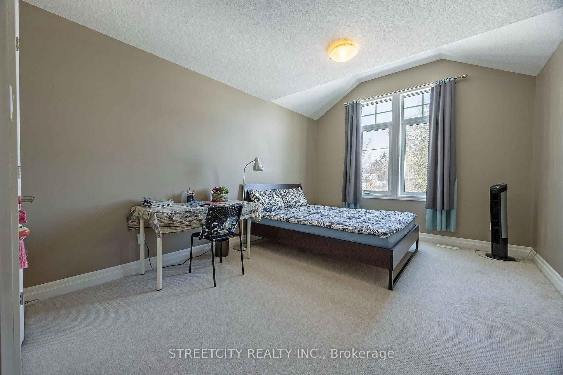 490 Phyllis Street photo 15