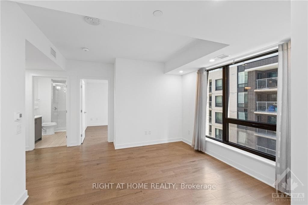 340 QUEEN Street Unit 811 photo 14