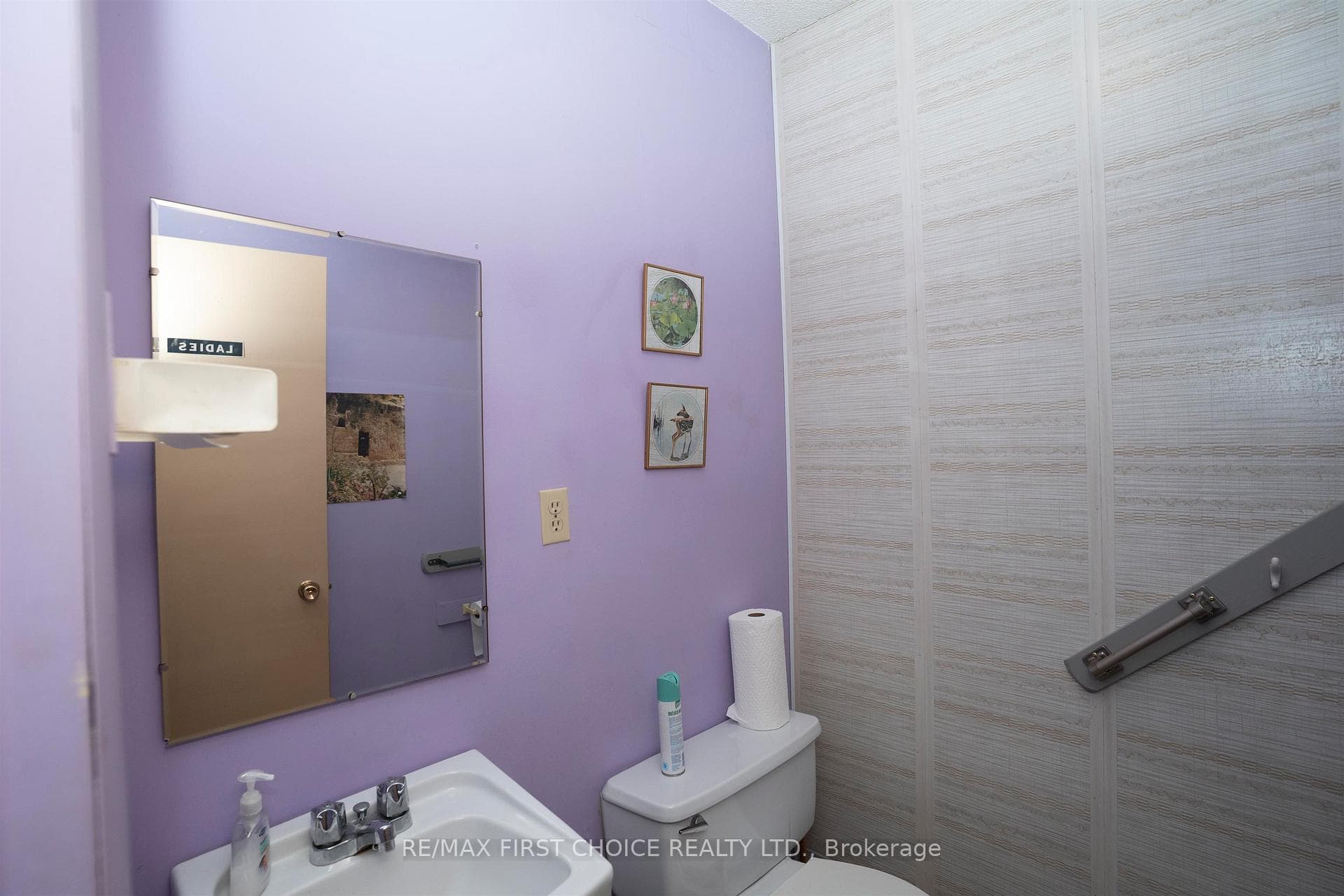647 John Street photo 28