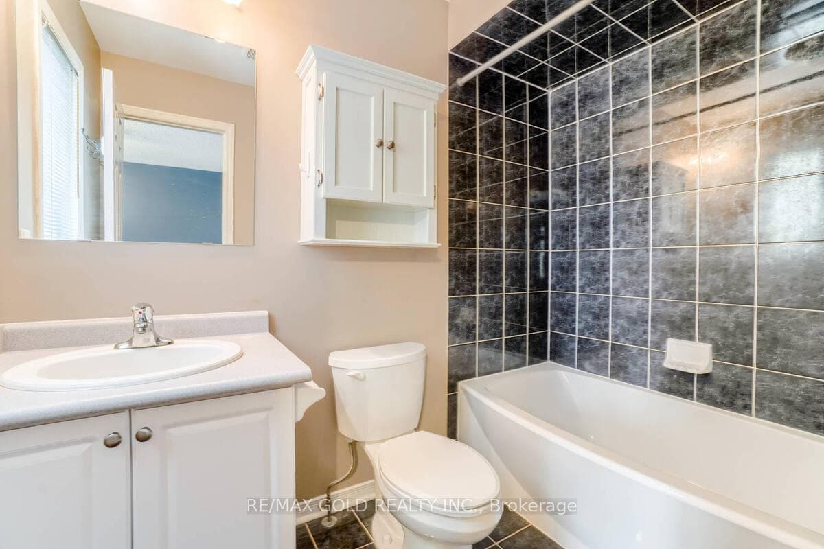 2490 Newcastle Crescent photo 21