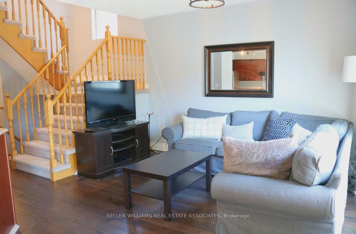 149 Mowat Crescent photo 7