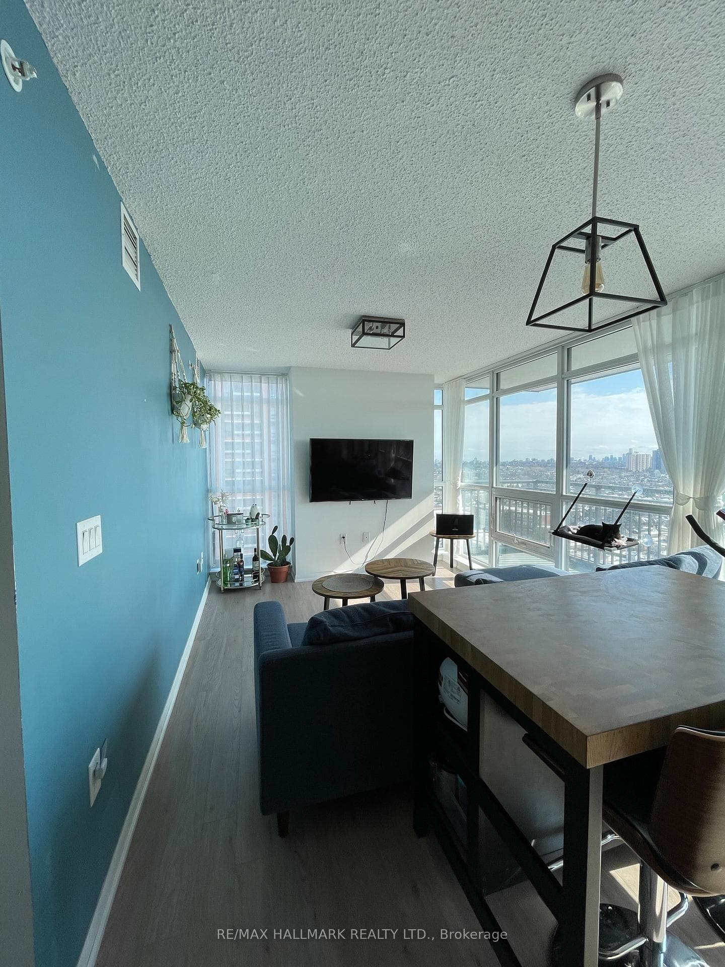 Photo from 2021 - LIVING ROOM