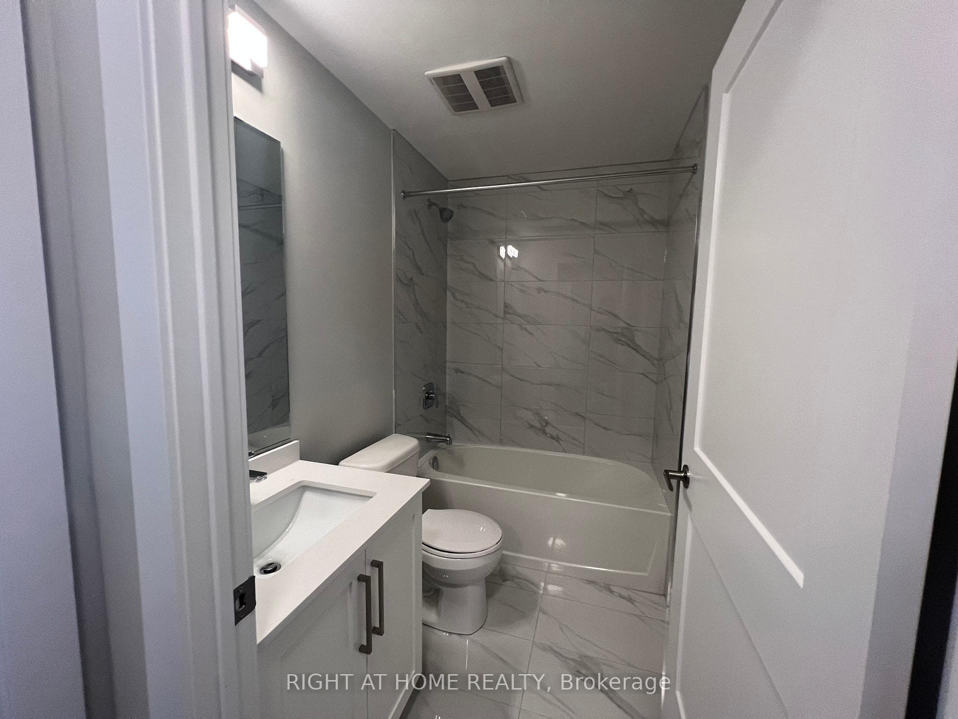 15 Queen Street Unit 1815 photo 9
