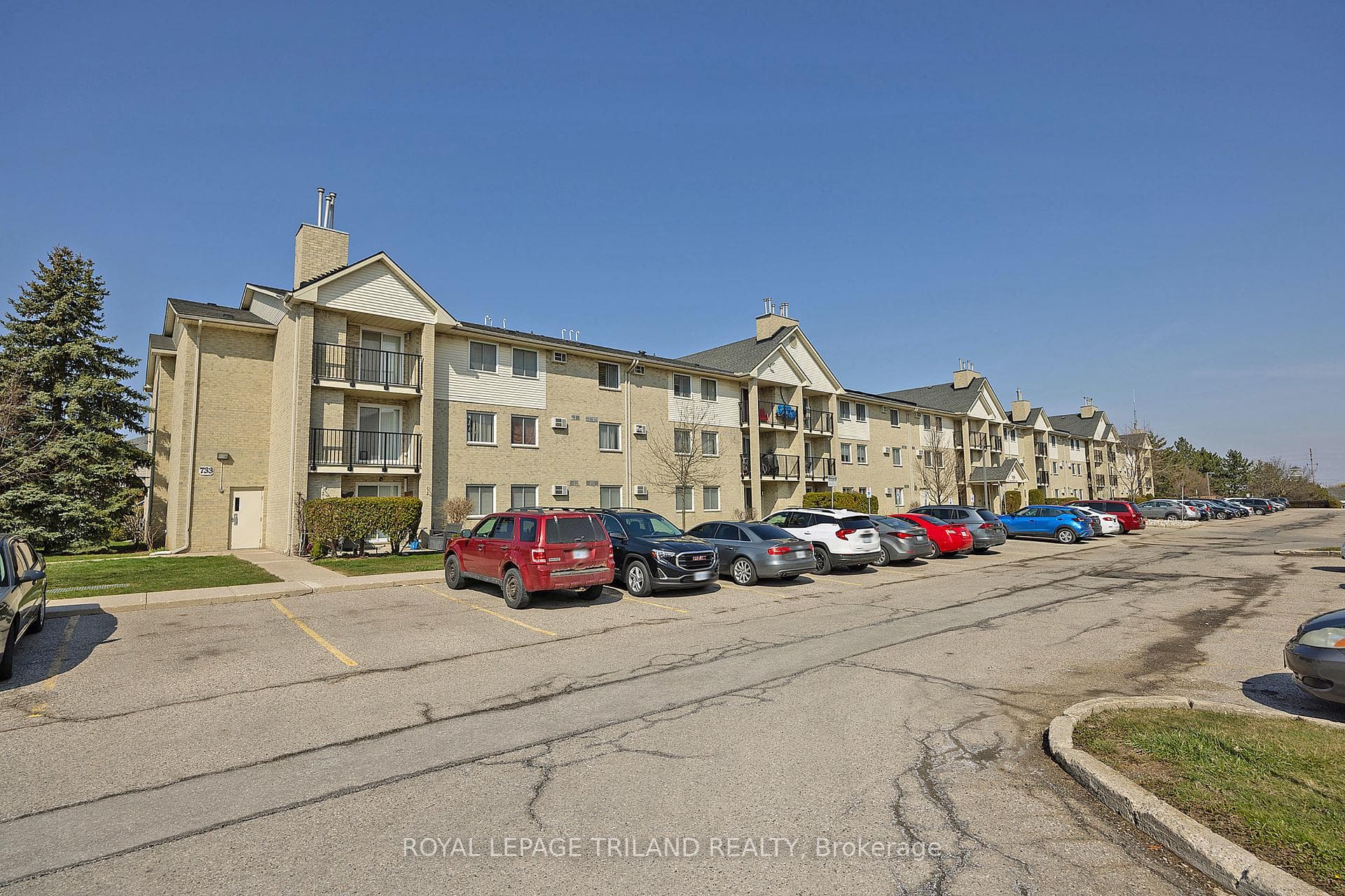 733 Deveron Crescent Unit 107 photo 2