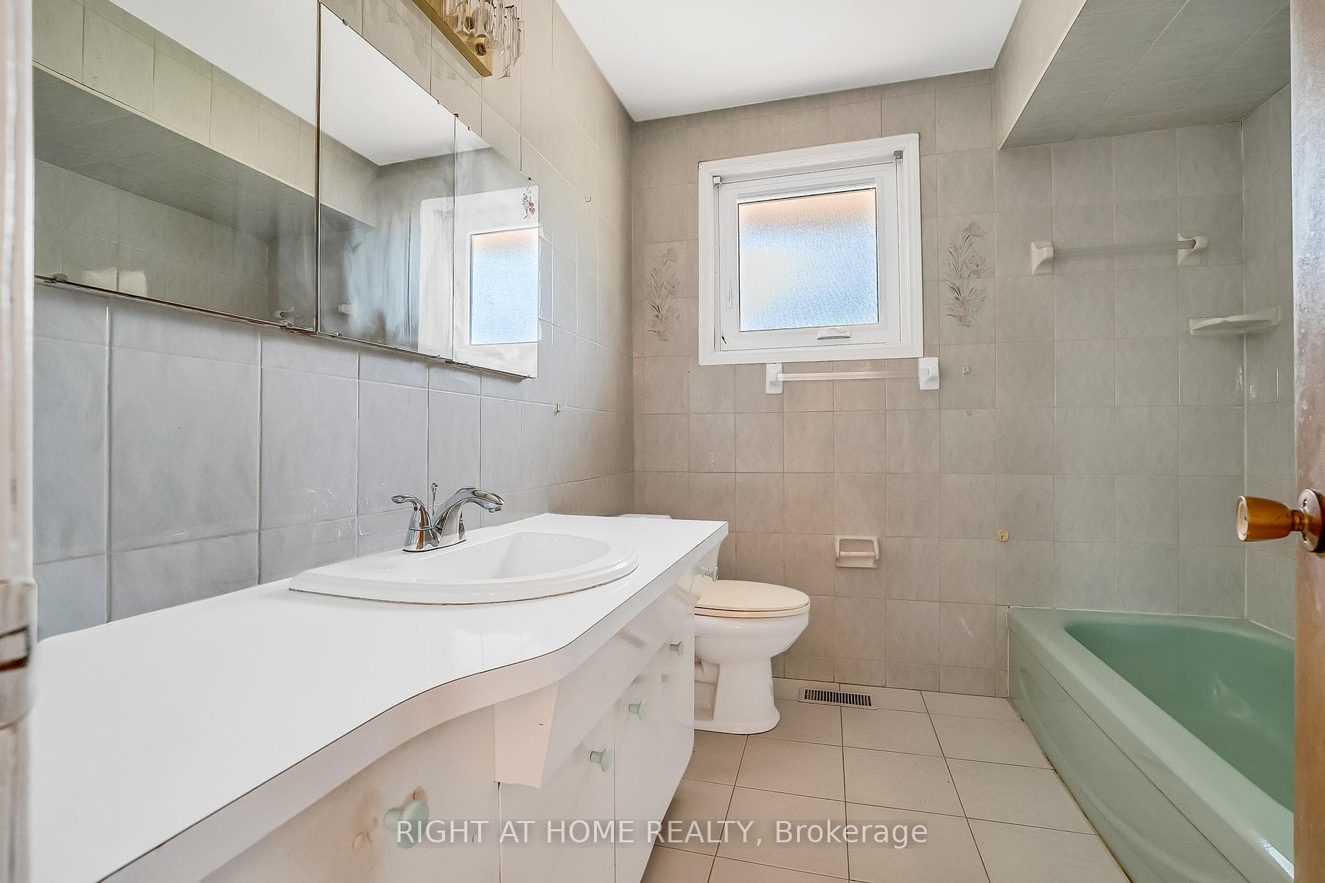 1553 Northmount Avenue photo 32