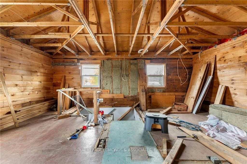 668 MARY Street photo 19