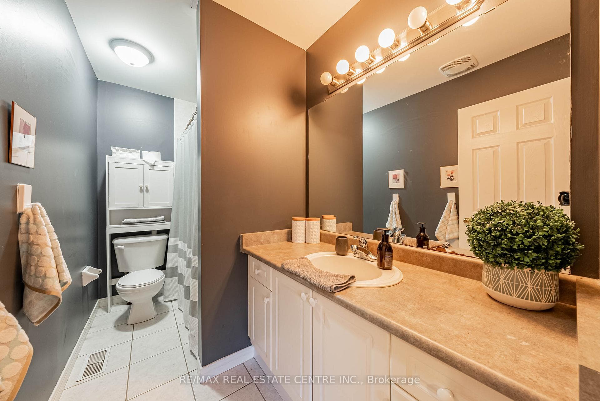 48 Sidney Crescent photo 26