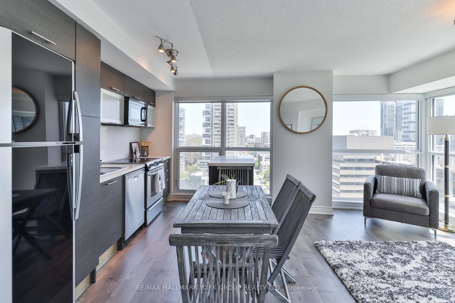 386 Yonge Street Unit 1607 photo 8
