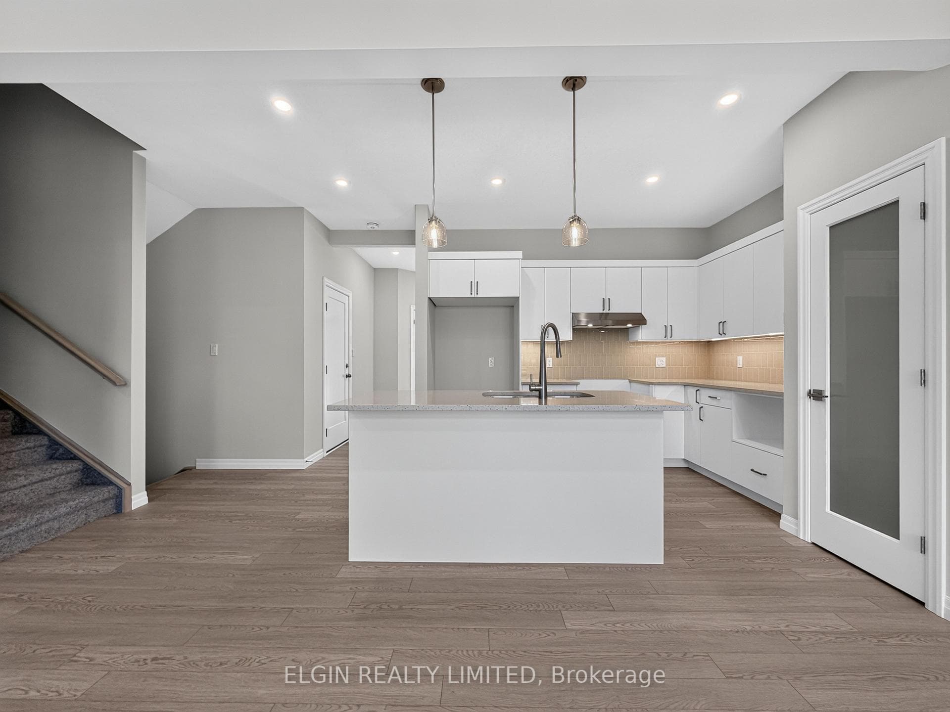 30 Hemlock Crescent photo 8